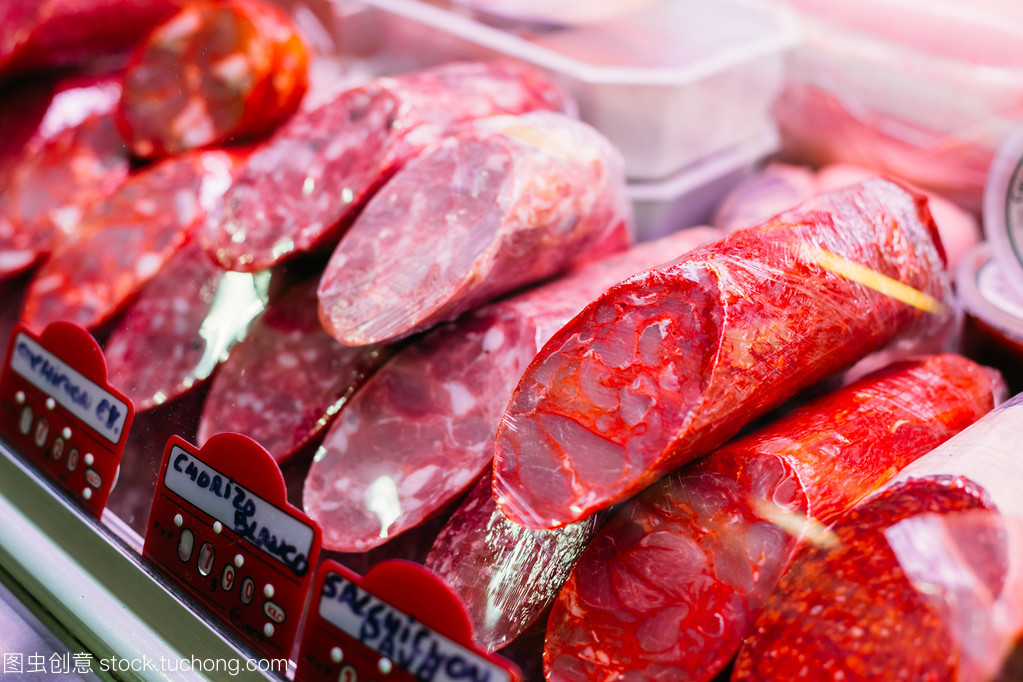 當地農民的匠心呈現 食品雜貨市場里的農產品與肉制品